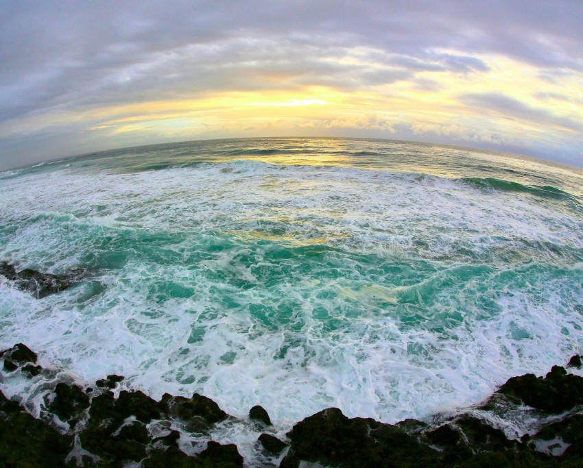 body of water across horizon photo W0HJm0