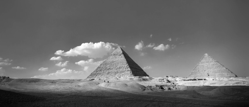 a group of pyramids in a desert Pm6oz