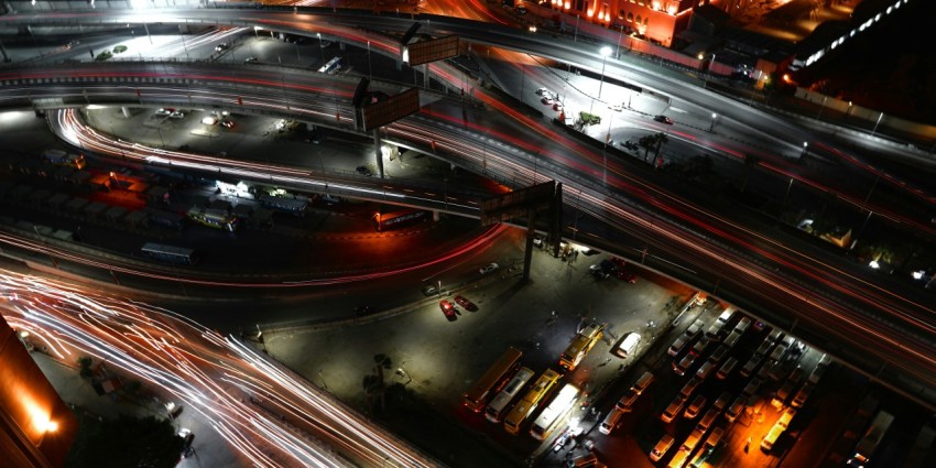 a city street filled with lots of traffic at night