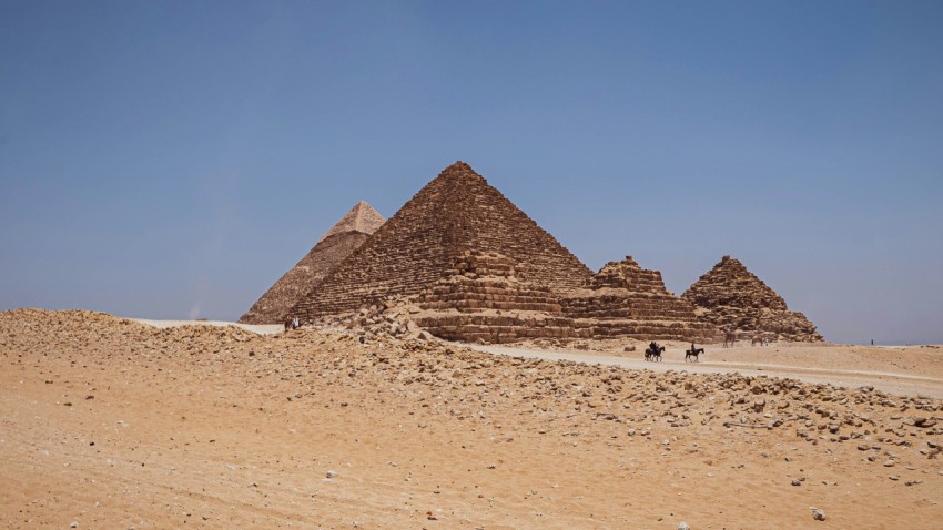 a group of pyramids in a desert AEnU7_tZ