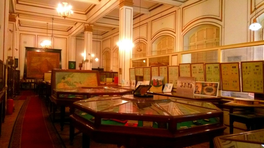 a room filled with lots of tables and chairs