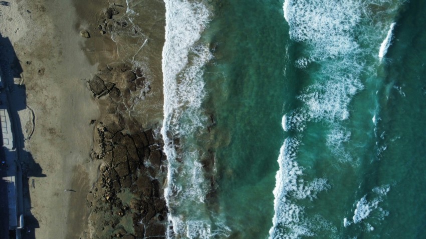 a birds eye view of a beach and ocean 8CLyMNj