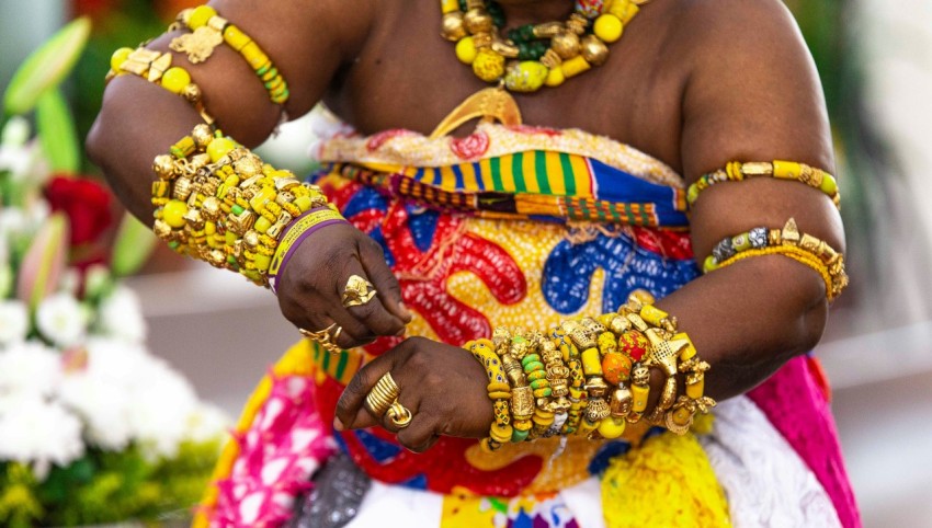 a woman dressed in a colorful costume and jewelry rEBd3_2M