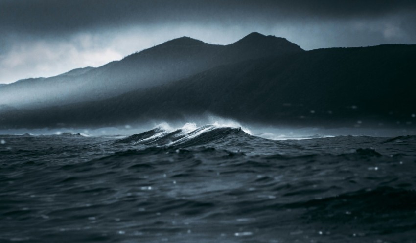 ocean waves crashing on shore during daytime ncJKXaCp