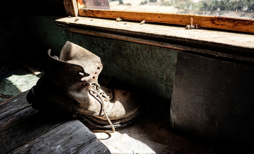 a pair of shoes sitting on top of a wooden bench wGE