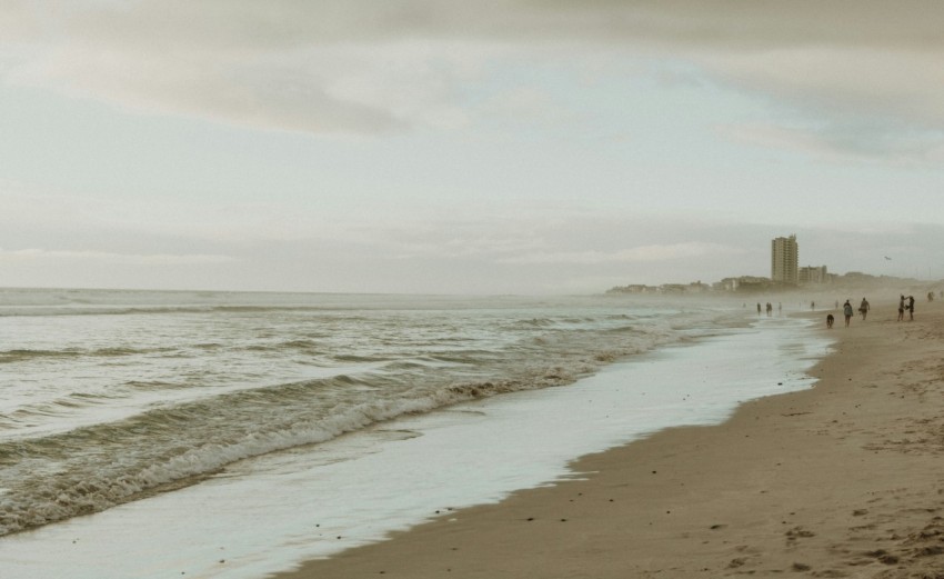 sea waves crashing on shore during daytime