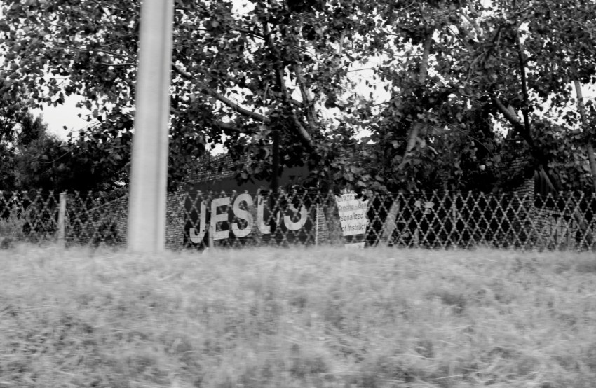 grayscale photo of chain link fence heUqc03L