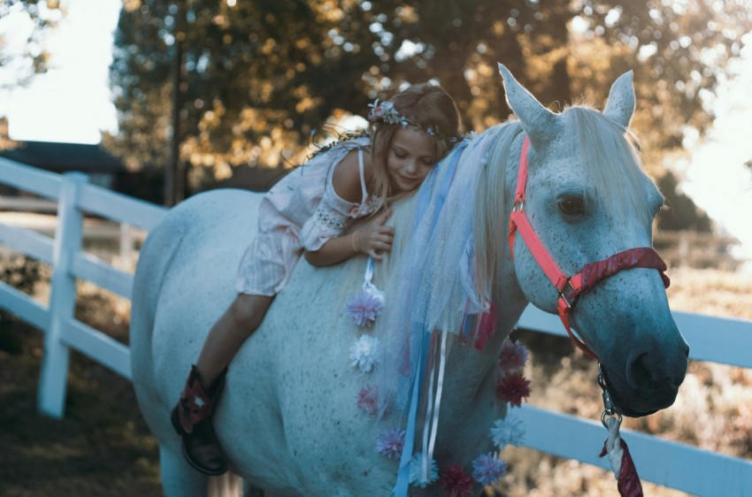 girl riding white horse during daytime a7iPP9Ia