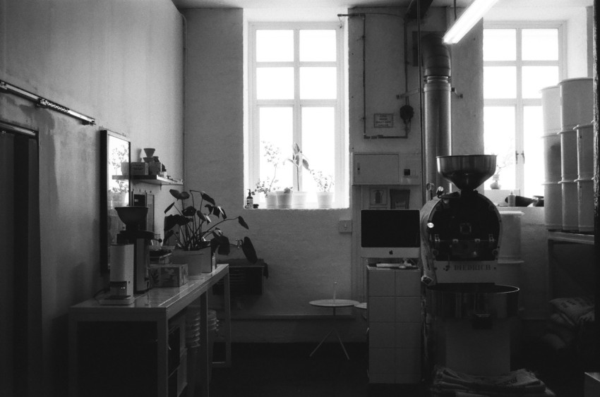 a black and white photo of a kitchen