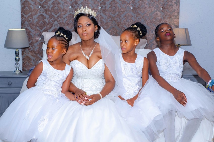 group of women in white dresses HlTyE0