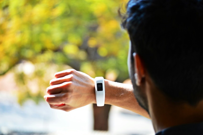 man looking at activity tracker jFzOZTf