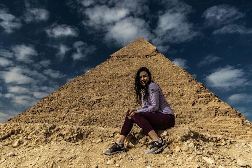 a person sitting on a rock LL17oJy