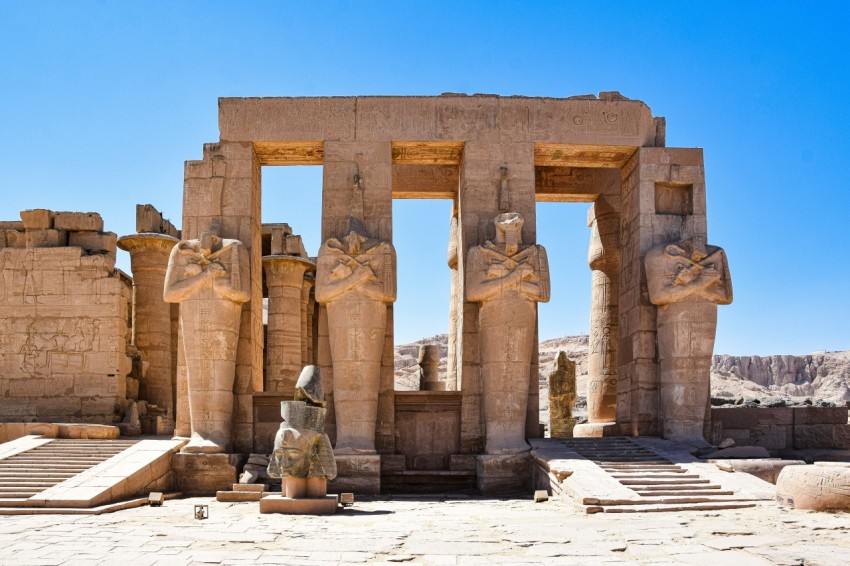 ramesseum with pillars