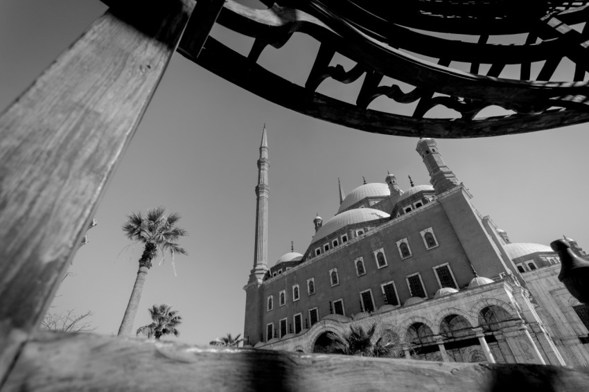 a black and white photo of a building TZ8u