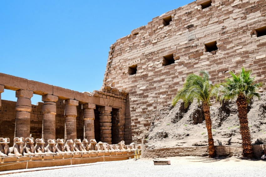 a group of statues outside of a building TAyW8_q