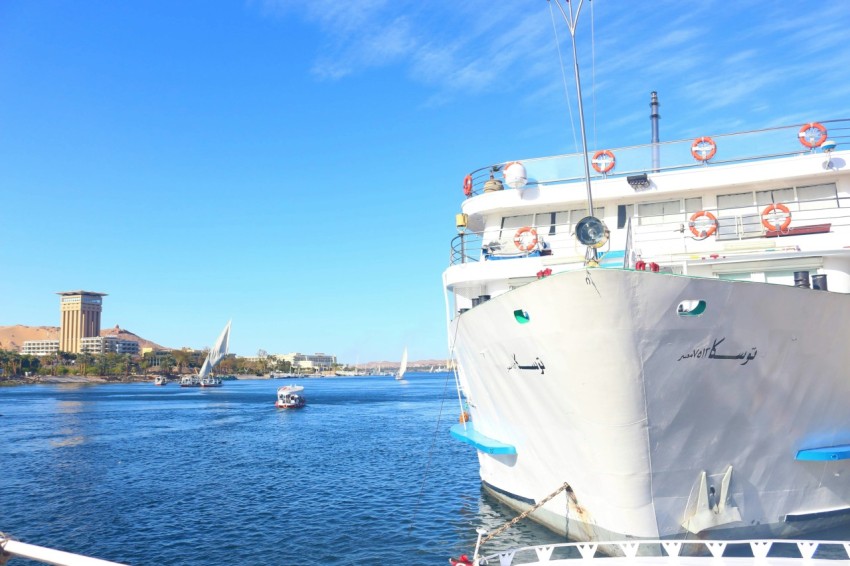 white yacht on sea during daytime cQU1Fy