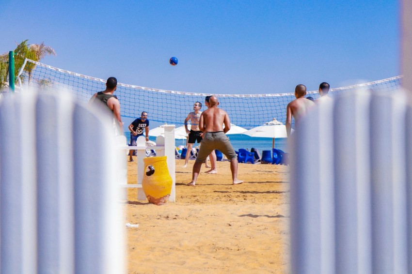 men playing volleyball 4pWzd2