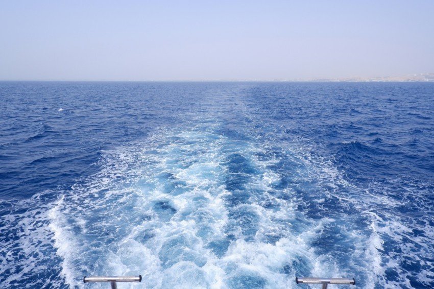 the back end of a boat traveling through the ocean