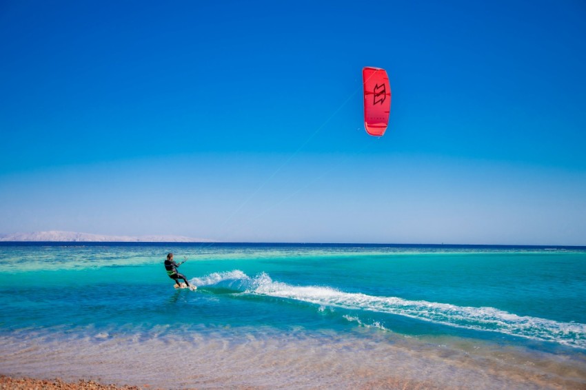 a person kite surfing on the sea Vv pA_a