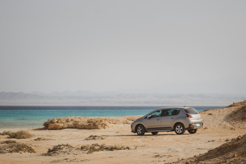 a car parked on a beach pJI0Wb