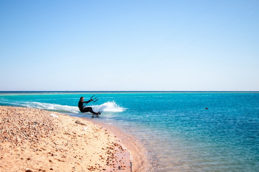 a person kite surfing on the sea nI