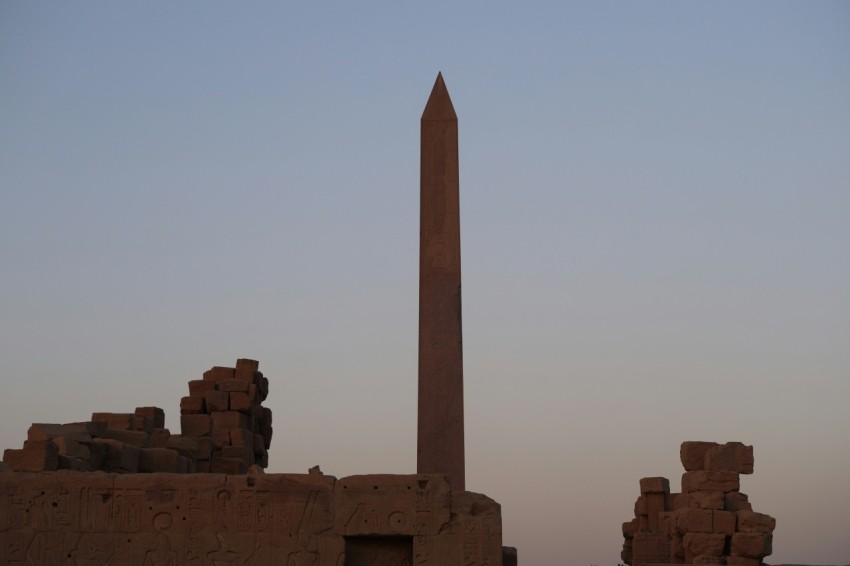 a tall obelisk in the middle of a desert ngiGWsVBQ