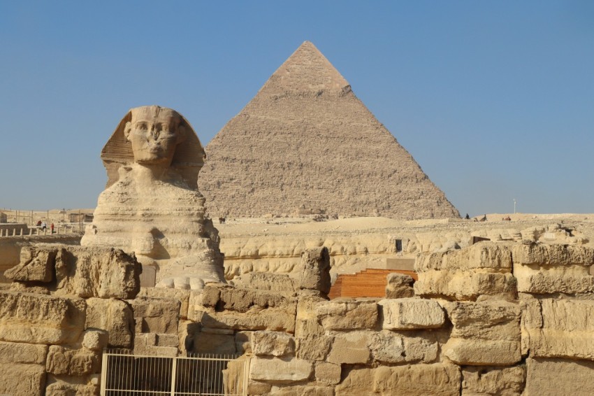 the sphinx and the great pyramid of giza  tB4T