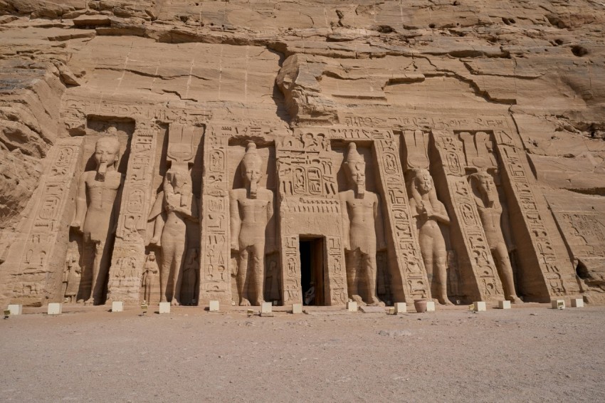 an image of an ancient building in the desert