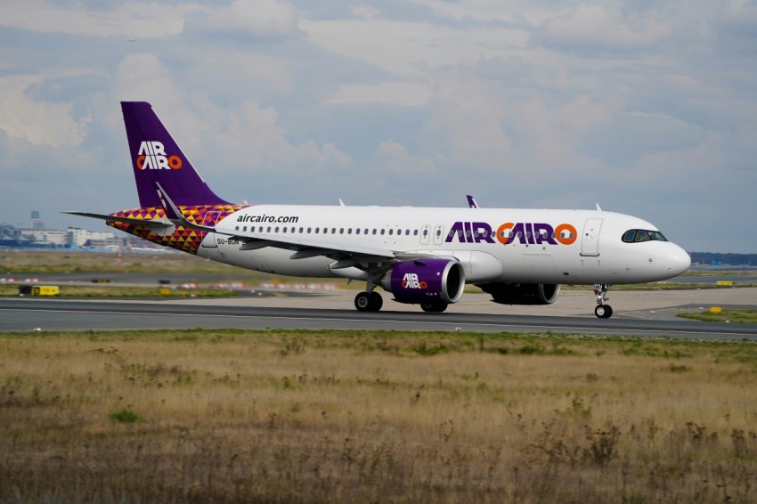 a large airplane on the runway GOsQTte9