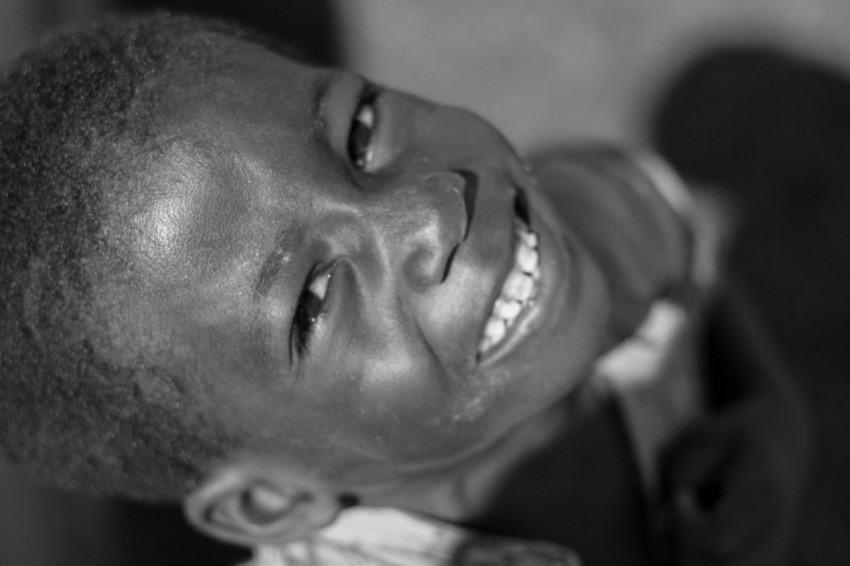 grayscale photo of man smiling 0lgx_vIJJ