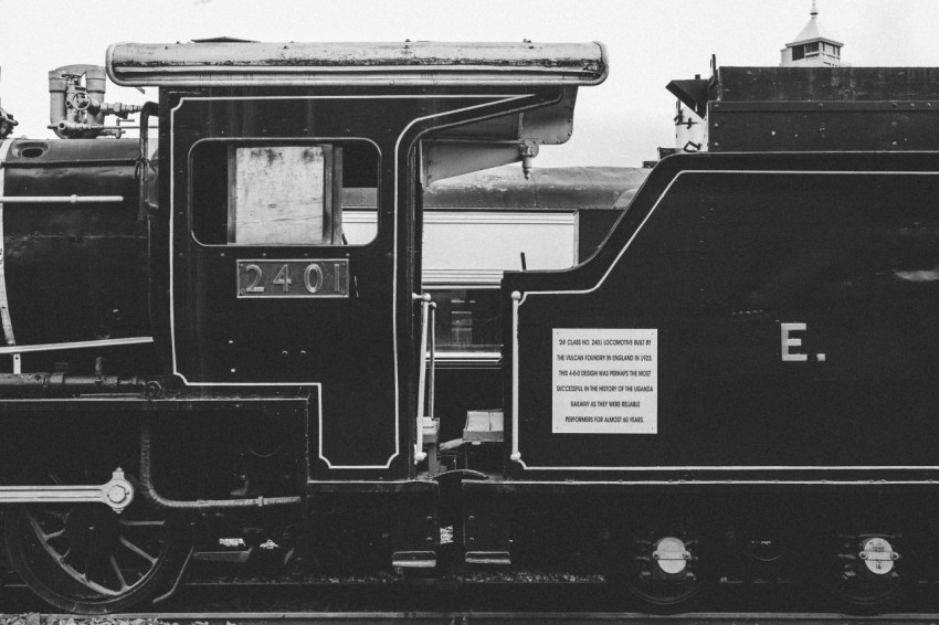 grayscale photo of charcoal train auGE7XGs