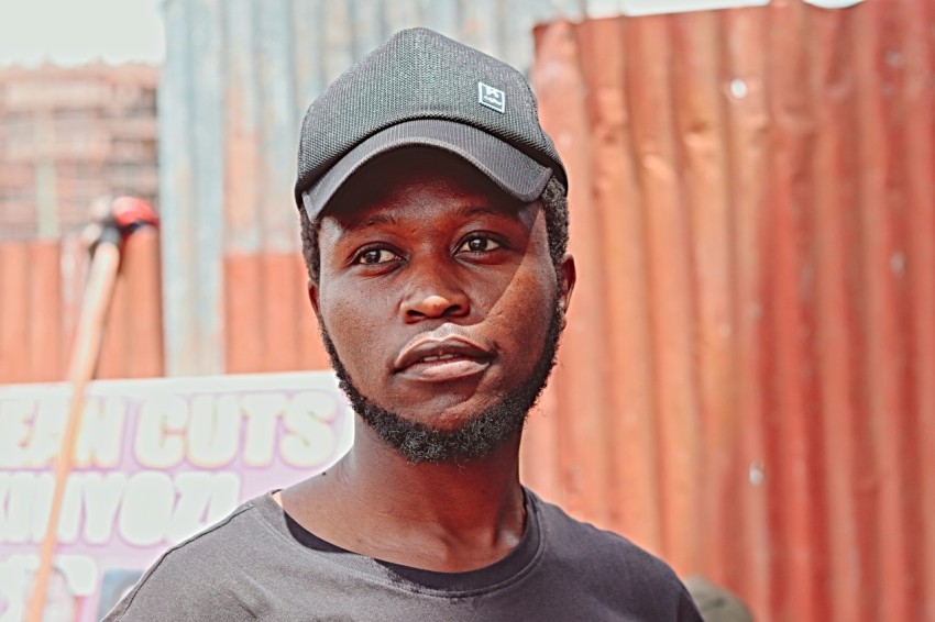 man in gray crew neck shirt wearing black cap