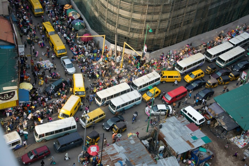 a busy city street filled with lots of traffic