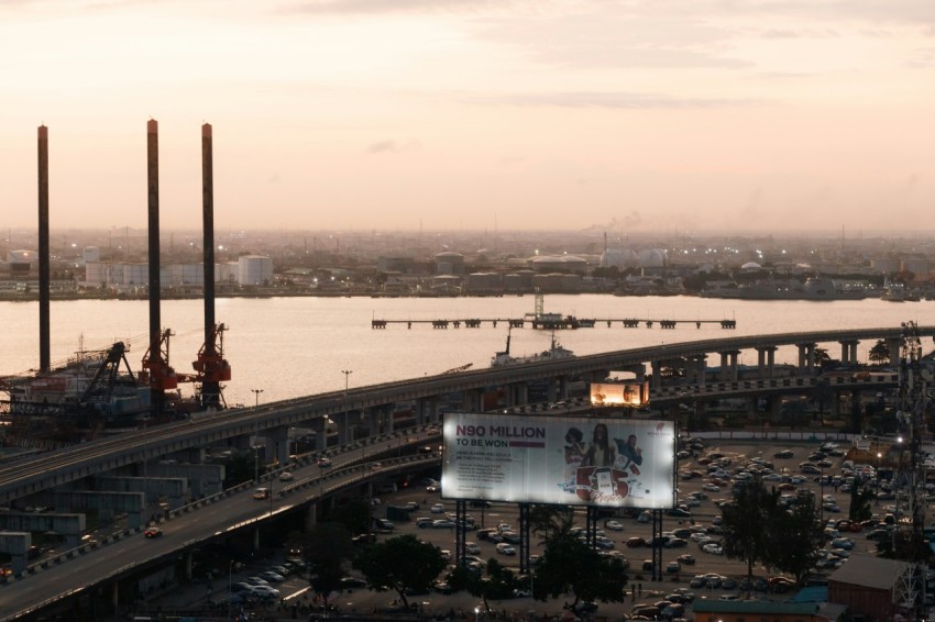 a large bridge over a large body of water _ewCemq