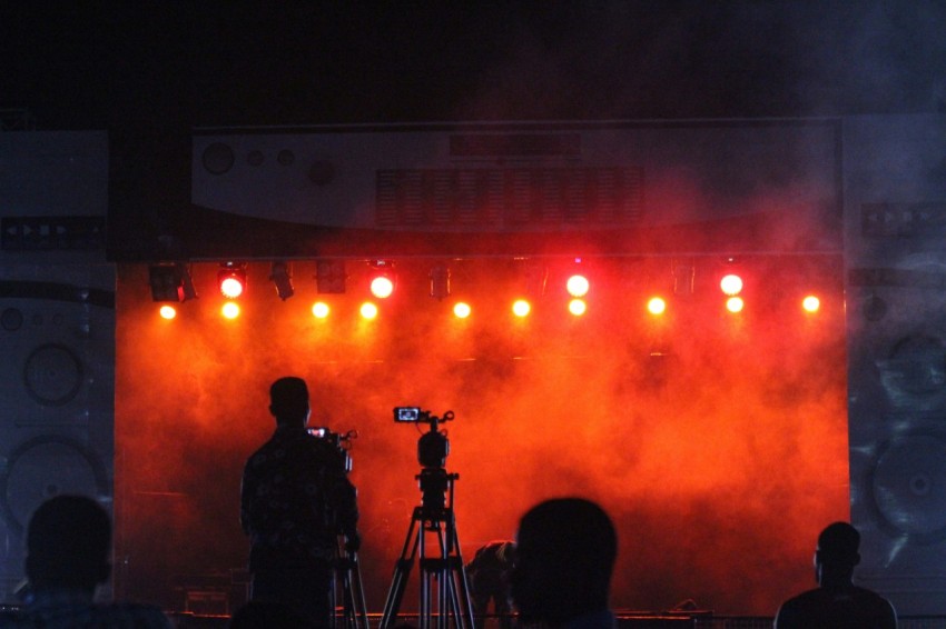 silhouette of people standing on stage JONgZr78x