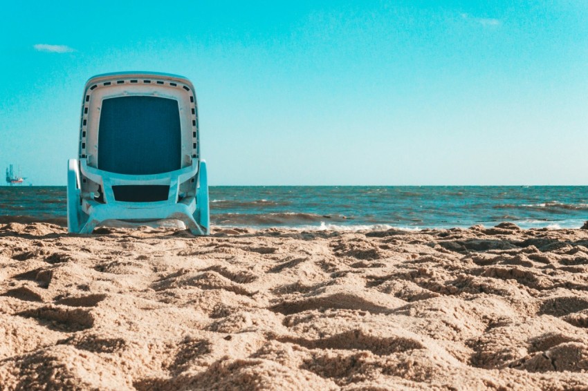 blue and white plastic chair on beach during daytime HdkY