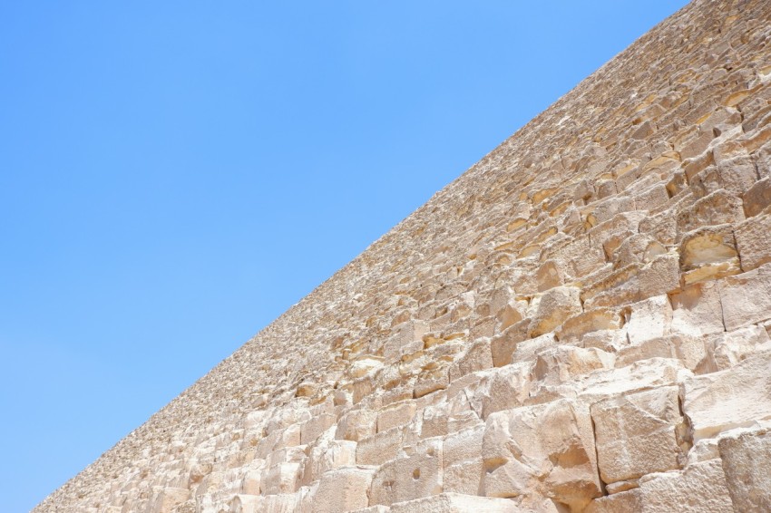 a very tall stone structure with a sky in the background