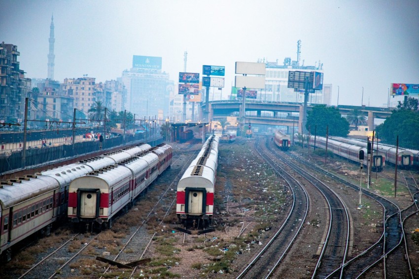 a couple of trains that are sitting on the tracks quXdpYhf