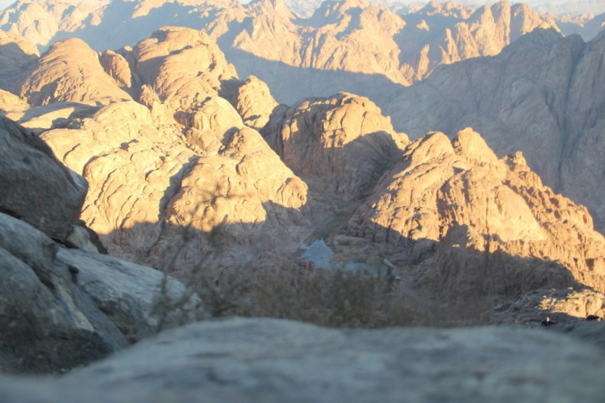 a view of the mountains from a high point of view Hj