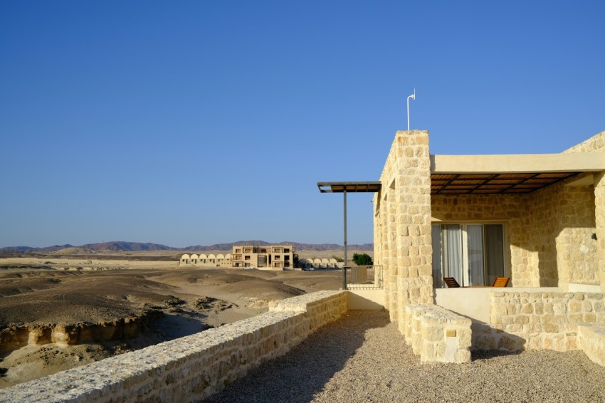 a stone building in the middle of a desert yAj9pw7H