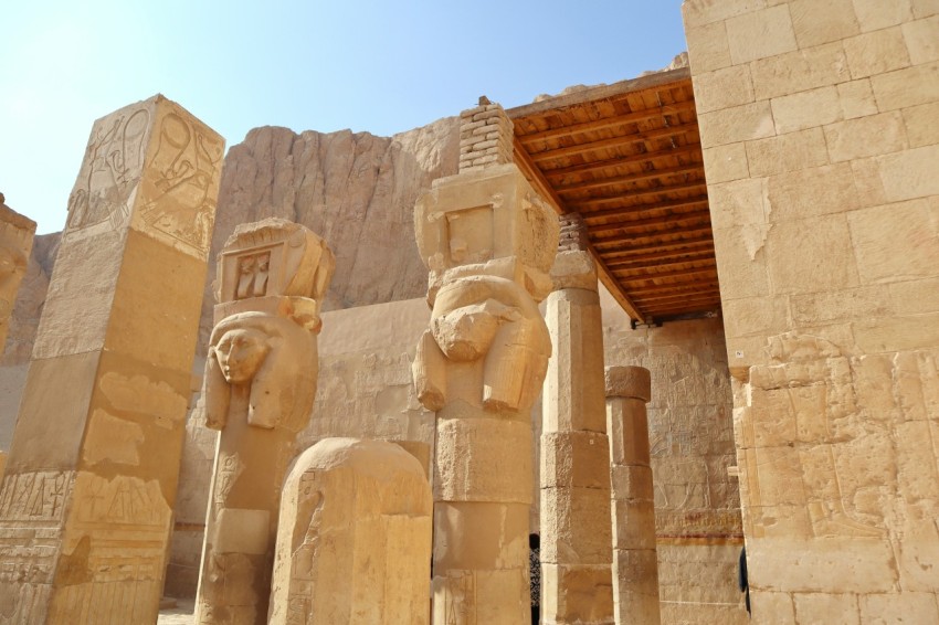 a group of statues in front of a building w6UH4ejXD