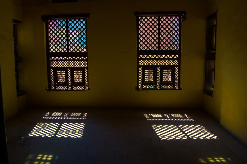 a room with three windows and three windows with lattices on them kDP