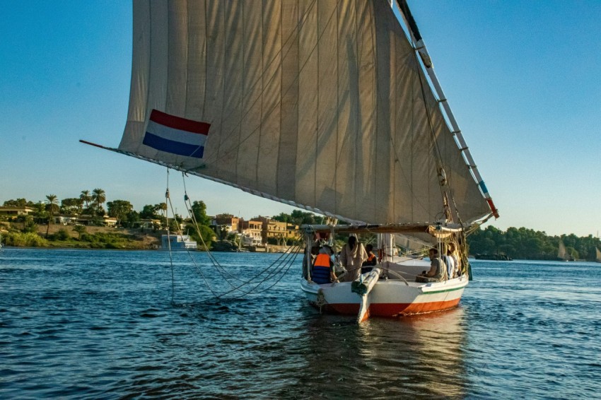 brown and white sail boat on body of water during daytime ftzi2dXr8