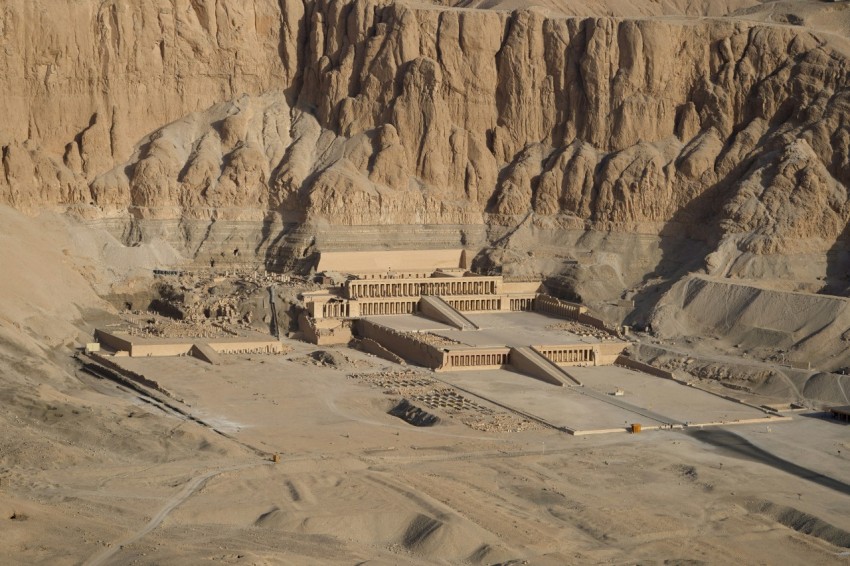 an aerial view of a large building in the desert jSPx