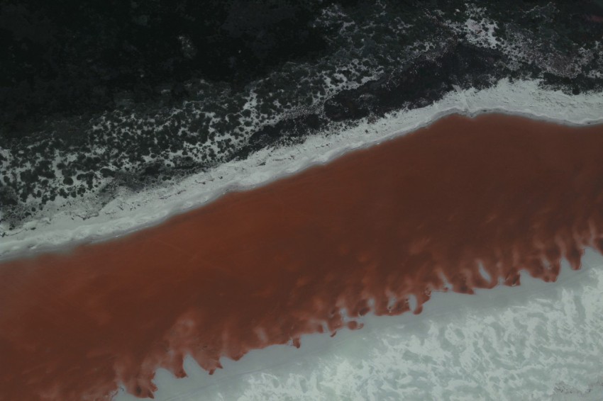 ocean waves crashing on shore during daytime