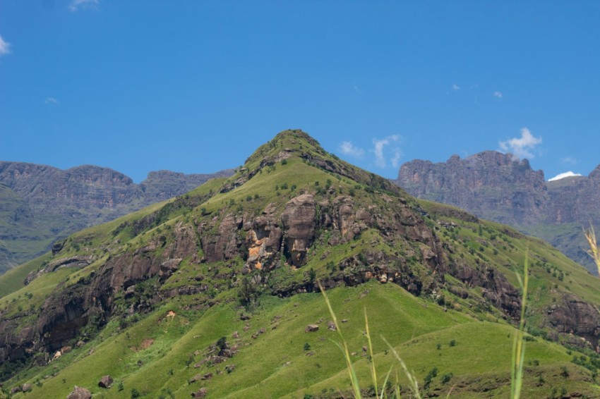 a large green mountain with a sky background rW5jN5Z