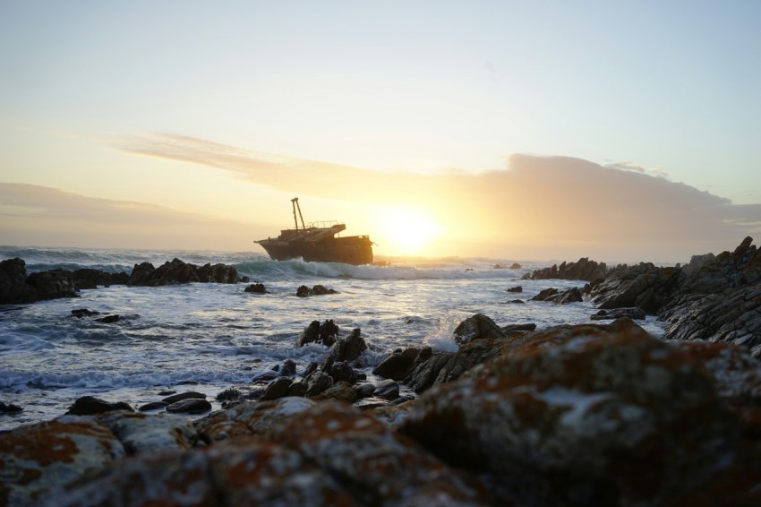 ship near shore R_c0vML