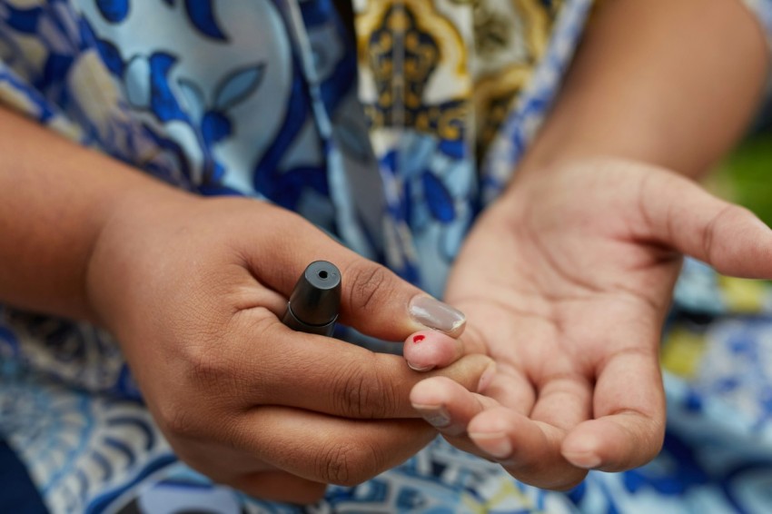 finger prick test for blood glucose