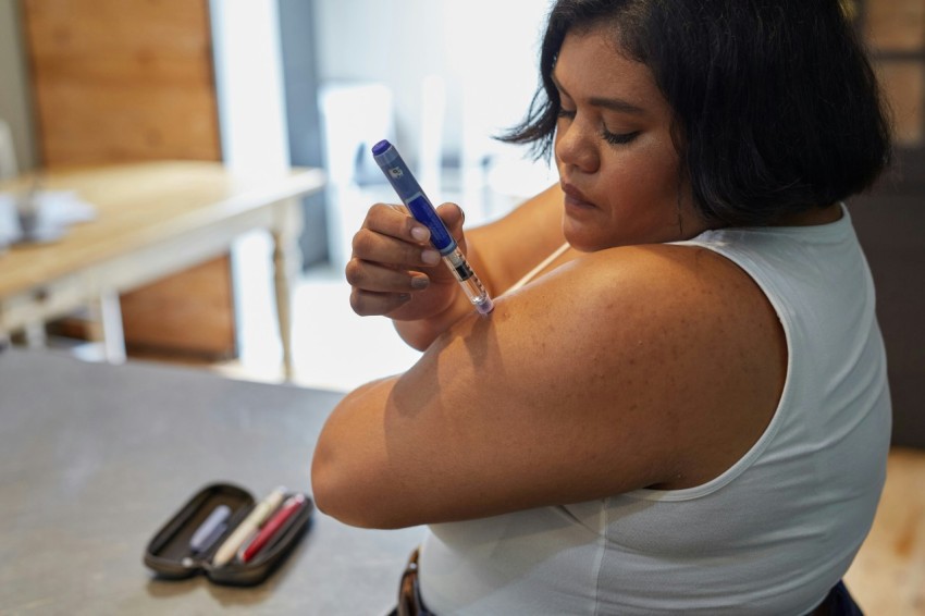 a person with an insulin injection pen o1N2