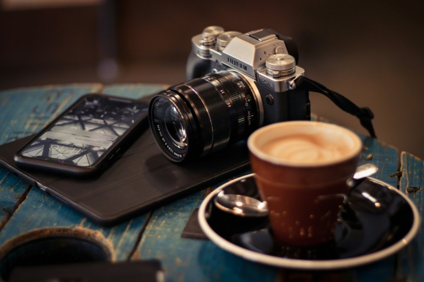 black and gray camera on table Mo